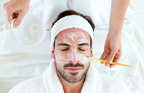 Bild von Mann während Kosmetikbehandlung im Gesicht mit Maske